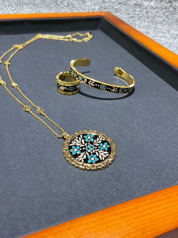 Gucci Double Iconic Floral Pendant 18K Gold Necklace