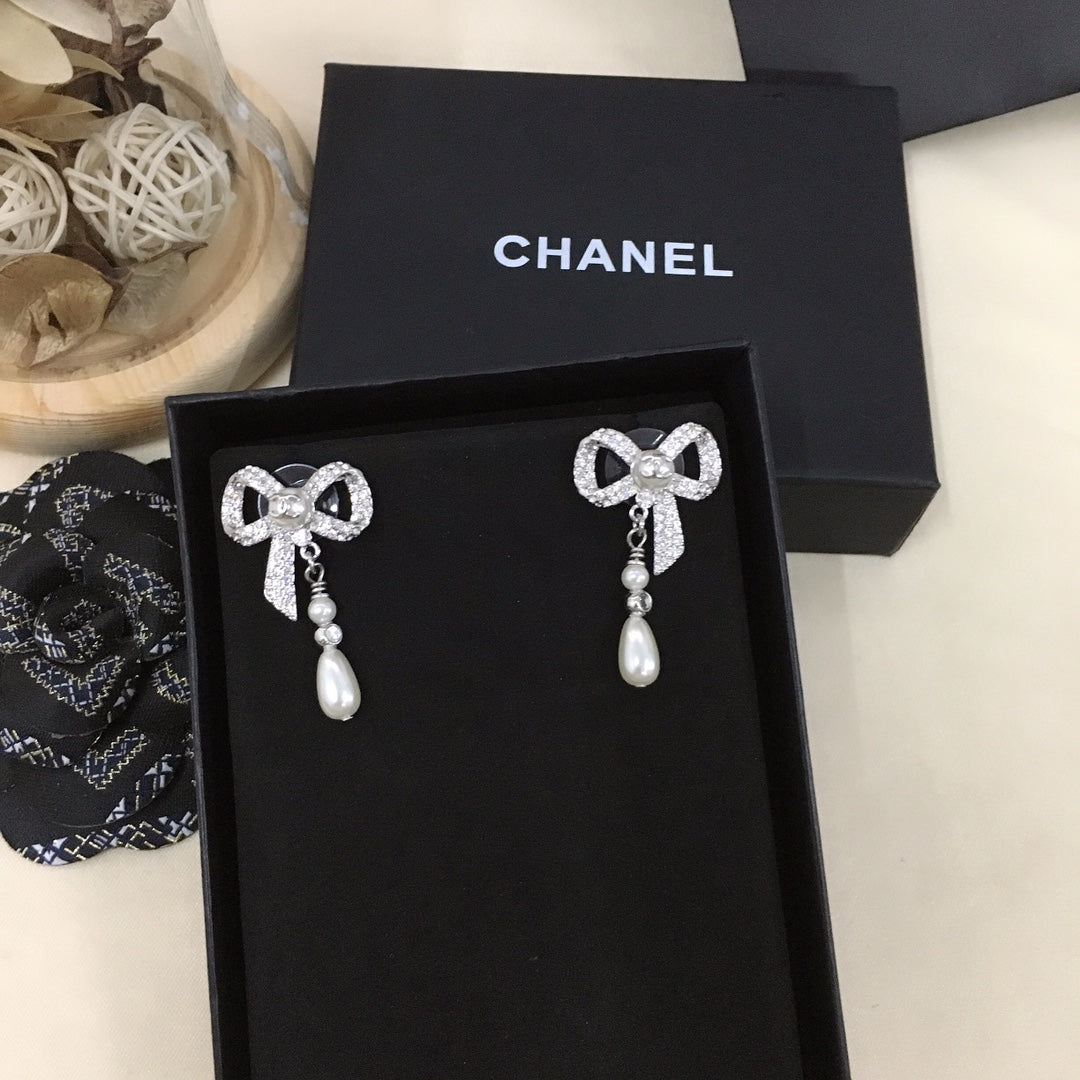 Chanel Bow Tie Diamonds 18K Gold Earrings